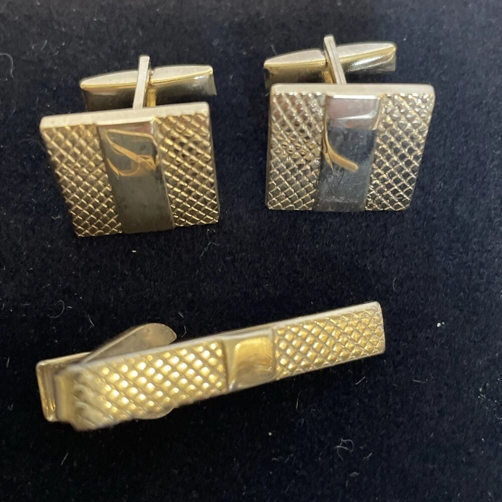 Lord Newport Textured Gold Tone Finish Polished Center Bar Cufflink Tie Clip Set - Picture 2 of 9